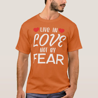 Lebe nach Liebe, nicht nach Angst Romc Liebeszitat T-Shirt