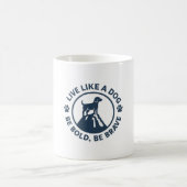 Lebe wie ein Hund, sei mutig, sei tapfer Kaffeetasse (Mittel)