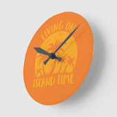 Leben auf der Insel Zeit Palmen und Sonnenuntergan Runde Wanduhr (Winkel)
