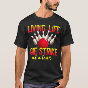 Leben ein Angriff auf einen Bowling T-Shirt