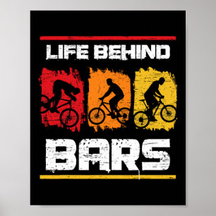 Leben hinter Rs Mountainbiken auf einem Mountainbi Poster