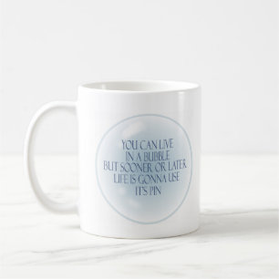 Leben in einer Tasse mit blasen Kaffee