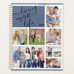 Leben in meinem Best Life Foto Collage 2023 Planer<br><div class="desc">Entwerfen Sie Ihren eigenen Planer mit 7 Ihrer Lieblings-Fotos und passen Sie ihn für jedes Jahr an! Mein bestes Leben zu leben ist in elegantem handgeschriebenem Skript in schwarz mit einem blau-weißen Hintergrund geschrieben. Die Fotovorlage ist für Sie Set, um Ihre Bilder hinzuzufügen, die in Landschaft und Quadrat / Instagram-Formaten...</div>