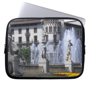Leben in Spanien die schöne Plaza Cataluna mit Laptopschutzhülle