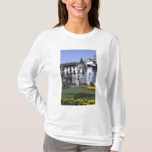 Leben in Spanien die schöne Plaza Cataluna mit T-Shirt