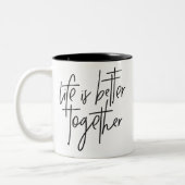 LEBEN IST BESSER ZUSAMMEN moderne handgeschriebene Zweifarbige Tasse (Links)