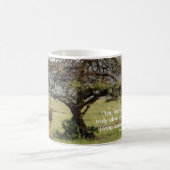 Leben mit der Löwe-Tasse mit aus Afrika-Zitat Kaffeetasse (Mittel)