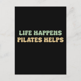 Leben passiert Pilates hilft | Workout Motivation Postkarte