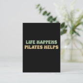 Leben passiert Pilates hilft | Workout Motivation Postkarte (Stehend Vorderseite)