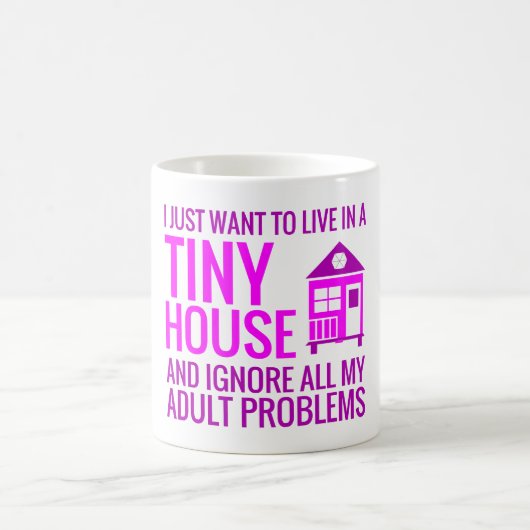 Leben Sie in einem kleinen Haus und ignorieren Sie Kaffeetasse (Mittel)