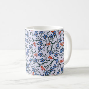 Lebendige blaue Blumengestecke mit grünen Reben Kaffeetasse
