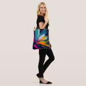 Lebendige Blüte – Explosive Abstrakte Blumenenergi Tasche (Am Model)