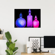 Lebendige farbige Glasparfümflaschen an einer Wand