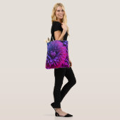 Lebendige Fraktal-Blüten-Kunst Tasche (Am Model)