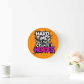 Lebendige Gradient-Typografische Create Heroes Runde Wanduhr (Zuhause)