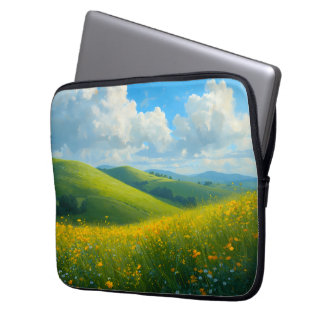Lebendige grüne Hügel und gelbe Blumen Landschaft Laptopschutzhülle