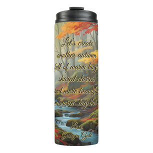 Lebendige Herbstwald-Nebelbach-Typografie Thermosbecher