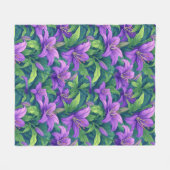 Lebendige lila Lilien mit grünen Blättern Fleecedecke (Vorderseite (Horizontal))