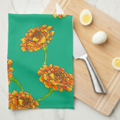 Lebendige orangefarbene Ringelblumen auf strahlend Geschirrtuch (Viertel Falte)