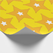 Lebendige orangefarbene Sheriff-Abzeichen auf leuc Geschenkpapier (Ecke)