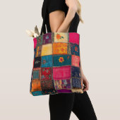 Lebendige Patchworkdecke mit klassischen Blumenmus Tasche (Von Nahem)