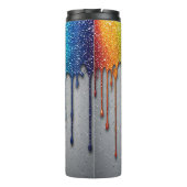 Lebendige Regenbogenfarbe tropft Thermosbecher (Rückseite)