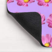 Lebendige rosa Blume mit einer Biene an einem Somm Mousepad (Ecke)