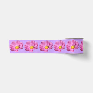 Lebendige rosa Blume mit einer Biene an einem Somm Satinband