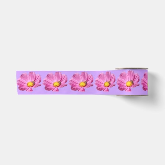 Lebendige rosa Blume mit einer Biene an einem Somm Satinband (Vorderseite)
