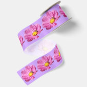 Lebendige rosa Blume mit einer Biene an einem Somm Satinband (Rückseite)