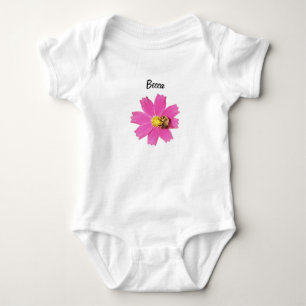 Lebendige Rosa Kosmos-Blume mit Personalisierter B Baby Strampler
