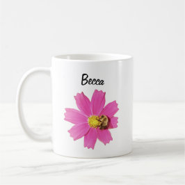 Lebendige Rosa Kosmos-Blume mit Personalisierter B Kaffeetasse