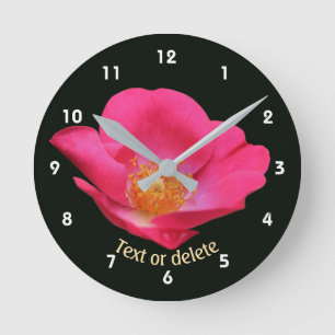 Lebendige rosa Rosenblüte personalisiert Runde Wanduhr