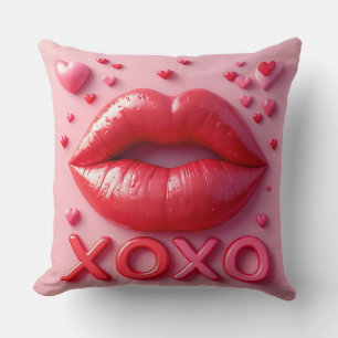 Lebendige rote Lippen mit XOXO-Design Kissen