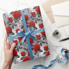 Lebendige rote Rosen auf einem metallischen silber Geschenkpapier