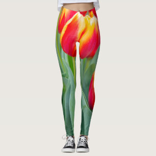 Lebendige rote und gelbe Tulpen im Frühlingsgarten Leggings