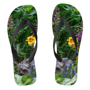 Lebendige Sommergarten-Blumenmuster-Hintergrund Badesandalen