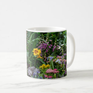 Lebendige Sommergarten-Blumenmuster-Hintergrund Kaffeetasse