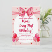 Lebendige Strawberry Coquette Bow Berry First Birt Einladung (Stehend Vorderseite)