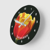 Lebendige Tulpenblume Personalisierte runde Uhr (Winkel)