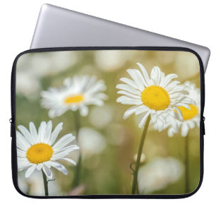 Lebendige weiße Wiesenmargeriten Laptopschutzhülle