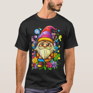 Lebendiger Fantasie-Gnom umgeben von Blumen T-Shirt