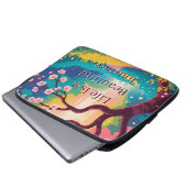 Lebendiger Frühlingsweg unter blühenden Kirschblüt Laptopschutzhülle (Vorne Knopf)