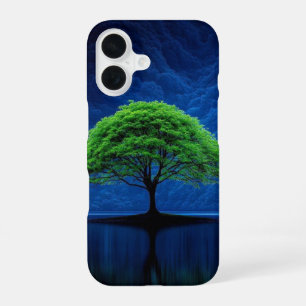 Lebendiger grüner Baum am mitternachtsblauen See-T iPhone 16 Hülle
