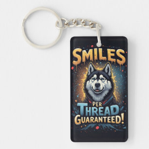 Lebendiger Husky mit kühner Typografie Schlüsselanhänger