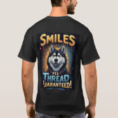 Lebendiger Husky mit kühner Typografie T-Shirt (Rückseite)