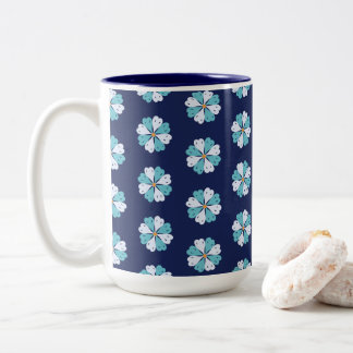 Lebendiges blaues Blumenmotiv Zweifarbige Tasse