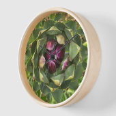 Lebendiges grünes und violettes Artischockendesign Uhr (Winkel)