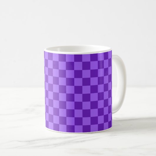 Lebendiges Lila und Lavendel-Karo Kaffeetasse (VorderseiteRechts)
