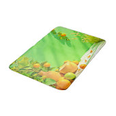 Lebendiges Orange Grün Stillleben-Design Badematte (Schrägansicht)